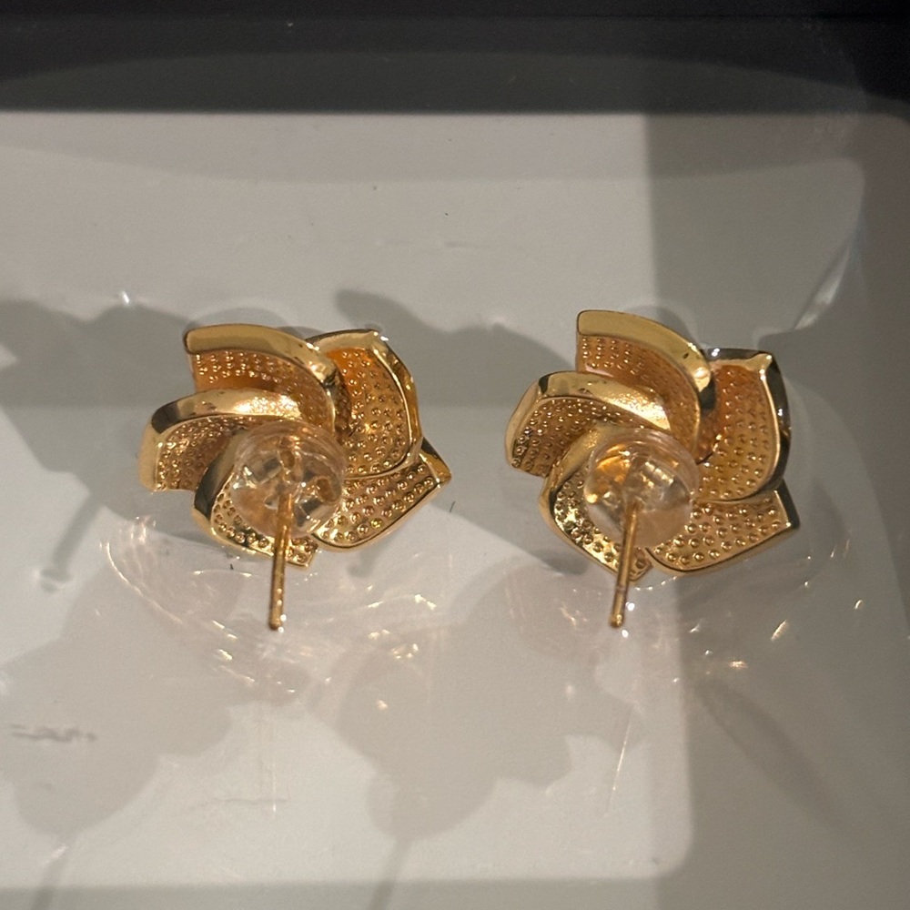 Cultured Pearl And Seashell 925 Camellia Stud Earrings - Picture 7 of 7